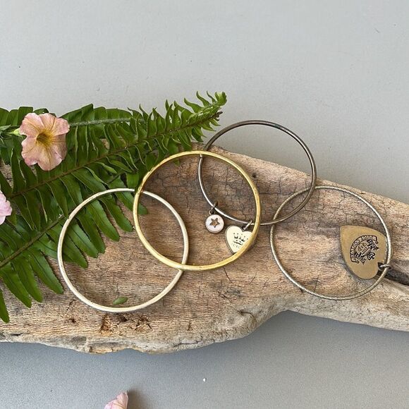 BUNDLE OF BRACELETS  - Picture 4 of 4